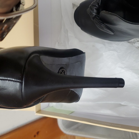 Iam sellin a pair of leather Micheal Kors booties with the little bow , a must - Picture 6 of 7